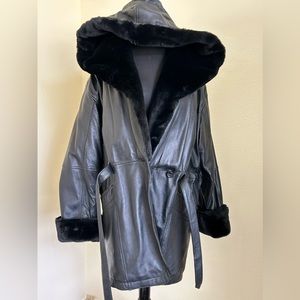 Preowned G lll S/CH black hooded jacket
Has faux fur hood